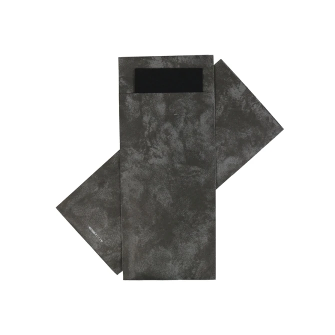 Bestekzakje IEZZY 190x85mm antraciet gemarmerd met zwart servet 500st Bestekzakje IEZZY 190x85mm antraciet gemarmerd met zwart servet 500st